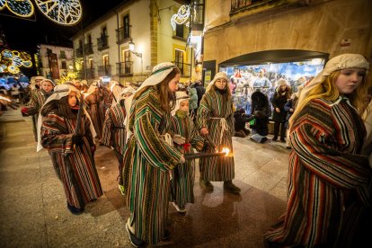 Una preciosa y colorida marcha acompañó a los Reyes Magos.