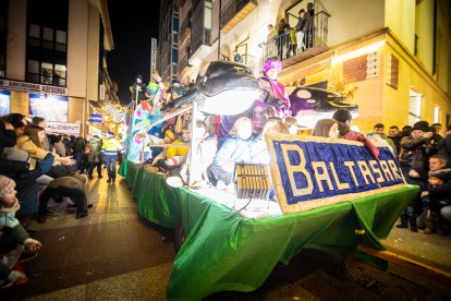 Una preciosa y colorida marcha acompañó a los Reyes Magos.