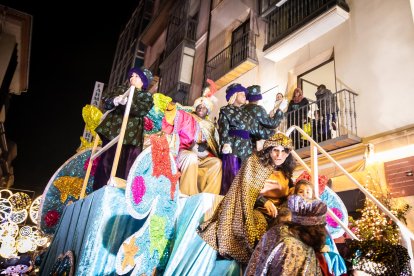 Una preciosa y colorida marcha acompañó a los Reyes Magos.