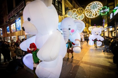 Una preciosa y colorida marcha acompañó a los Reyes Magos.