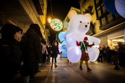Una preciosa y colorida marcha acompañó a los Reyes Magos.