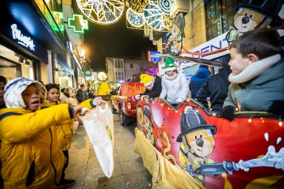 Una preciosa y colorida marcha acompañó a los Reyes Magos.