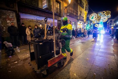Una preciosa y colorida marcha acompañó a los Reyes Magos.