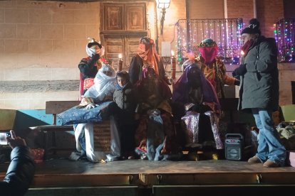 Una preciosa y colorida marcha acompañó a los Reyes Magos.