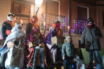 Una preciosa y colorida marcha acompañó a los Reyes Magos.