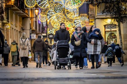 El frío no desanima a los sorianos a la hora de salir de casa. En la imagen, paseando por El Collado.