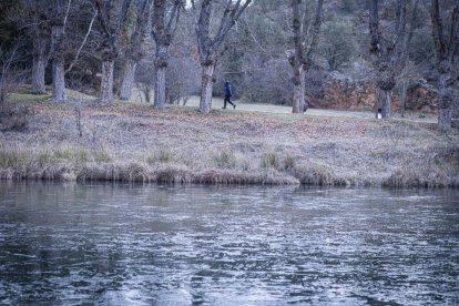 El frío invernal congeló ríos y fuentes