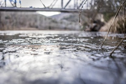 El frío invernal congeló ríos y fuentes