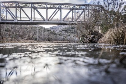 El frío invernal congeló ríos y fuentes