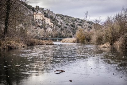 El frío invernal congeló ríos y fuentes