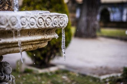 El frío invernal congeló ríos y fuentes