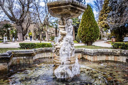 El frío invernal congeló ríos y fuentes