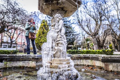 El frío invernal congeló ríos y fuentes
