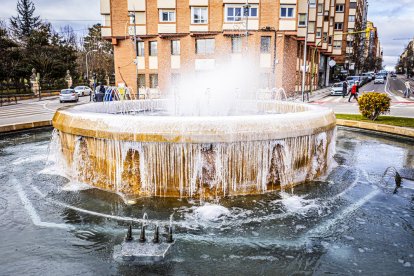 El frío invernal congeló ríos y fuentes