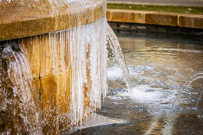 El frío invernal congeló ríos y fuentes