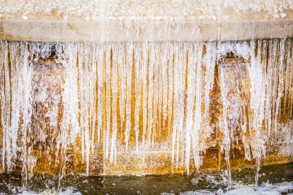El frío invernal congeló ríos y fuentes