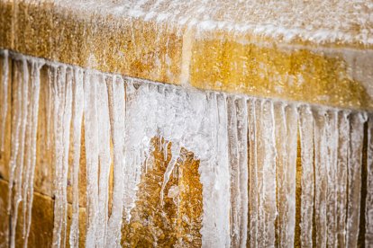 El frío invernal congeló ríos y fuentes