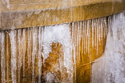 El frío invernal congeló ríos y fuentes