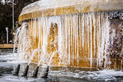 El frío invernal congeló ríos y fuentes