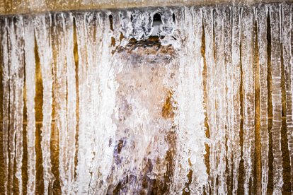 El frío invernal congeló ríos y fuentes