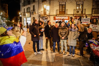 La comunidad venezolana se concentra para festejar el fin del régimen de Nicolás Maduro.