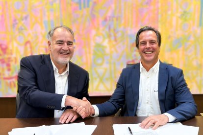 Miguel Mayrata de H2Duero y Santiago Ramas de HVR Energy, tras la firma del acuerdo.