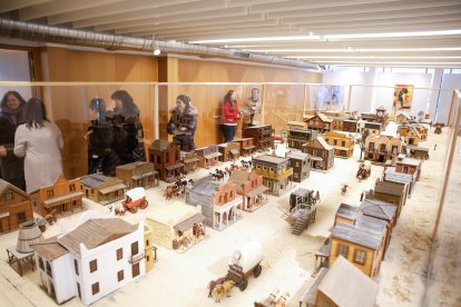 Maqueta de un poblado western en el Espacio Alameda.