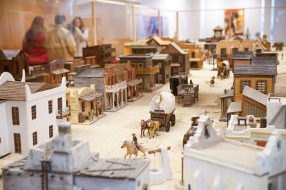 Maqueta de un poblado western en el Espacio Alameda.