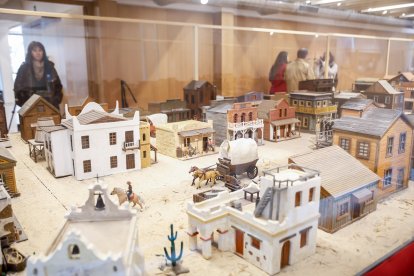 Maqueta de un poblado western en el Espacio Alameda.