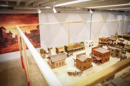 Maqueta de un poblado western en el Espacio Alameda.