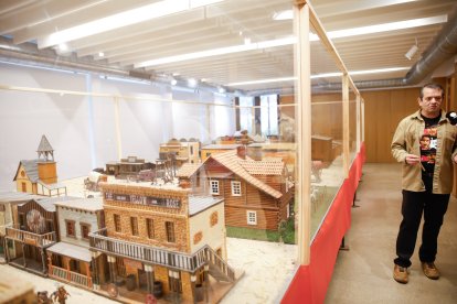 Maqueta de un poblado western en el Espacio Alameda.