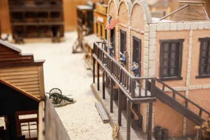 Maqueta de un poblado western en el Espacio Alameda.