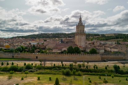 El Burgo de Osma, villa histórica de Soria, se ha convertido en uno de los grandes epicentros gastronómicos de la matanza tradicional del cerdo, con más de 50 años de celebración popular.