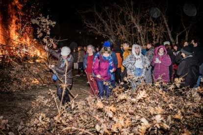 Una gran hoguera entorno a la cual los vecinos celebraron