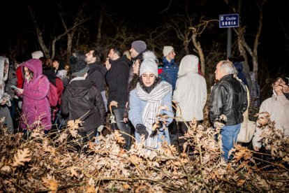 Una gran hoguera entorno a la cual los vecinos celebraron