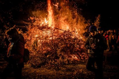 Una gran hoguera entorno a la cual los vecinos celebraron