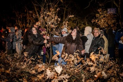 Una gran hoguera entorno a la cual los vecinos celebraron