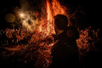 Una gran hoguera entorno a la cual los vecinos celebraron