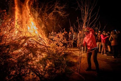 Una gran hoguera entorno a la cual los vecinos celebraron