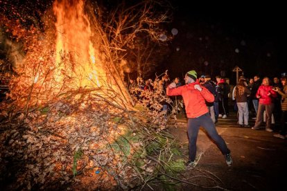 Una gran hoguera entorno a la cual los vecinos celebraron