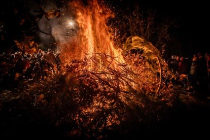 Una gran hoguera entorno a la cual los vecinos celebraron