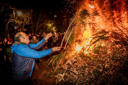 Una gran hoguera entorno a la cual los vecinos celebraron