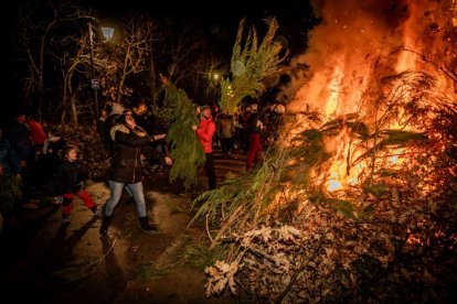 Una gran hoguera entorno a la cual los vecinos celebraron