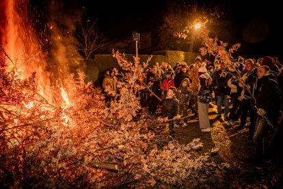 Una gran hoguera entorno a la cual los vecinos celebraron