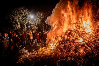 Una gran hoguera entorno a la cual los vecinos celebraron