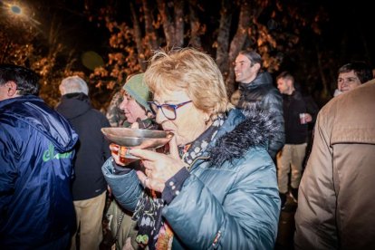 Una gran hoguera entorno a la cual los vecinos celebraron