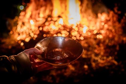 Una gran hoguera entorno a la cual los vecinos celebraron