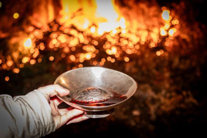 Una gran hoguera entorno a la cual los vecinos celebraron