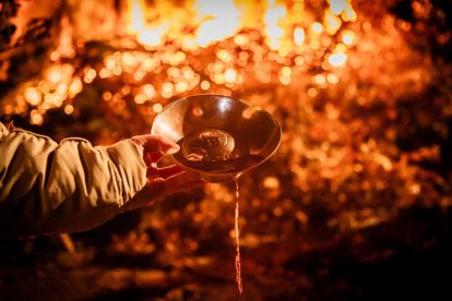 Una gran hoguera entorno a la cual los vecinos celebraron