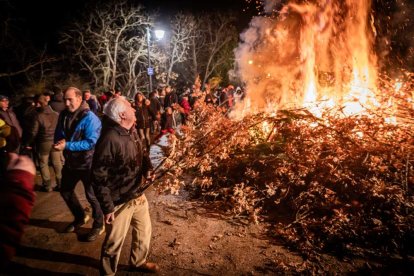 Una gran hoguera entorno a la cual los vecinos celebraron